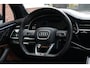 Audi Q7 60 TFSI e Quattro Pro Line S Competition | 489 PK | PHEV | Audi Exclusive | Pano | 360° Camera | Trekhaak Audi Q7 60 TFSI e quattro Pro Line S Competition 489 PK Plug-in Hybrid met 3.0 V6 benzinemotor en 8-traps automatische transmissie, voorzien van een zeer luxe Audi Exclusive interieur, panora