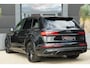 Audi Q7 60 TFSI e Quattro Pro Line S Competition | 489 PK | PHEV | Audi Exclusive | Pano | 360° Camera | Trekhaak Audi Q7 60 TFSI e quattro Pro Line S Competition 489 PK Plug-in Hybrid met 3.0 V6 benzinemotor en 8-traps automatische transmissie, voorzien van een zeer luxe Audi Exclusive interieur, panora