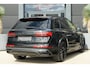 Audi Q7 60 TFSI e Quattro Pro Line S Competition | 489 PK | PHEV | Audi Exclusive | Pano | 360° Camera | Trekhaak Audi Q7 60 TFSI e quattro Pro Line S Competition 489 PK Plug-in Hybrid met 3.0 V6 benzinemotor en 8-traps automatische transmissie, voorzien van een zeer luxe Audi Exclusive interieur, panora