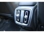 Volvo XC40 B4 Plus Dark | Trekhaak | Panoramadak | Verwarmbare voorstoelen, stuurwiel en voorruit | Adaptieve cruise control | Premium audio by Harman Kardon | Apple carplay/Android auto