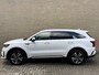 Kia Sorento 1.6 T-GDI Plug-in Hybrid 4WD DynamicPlusLine | 7-persoons | Trekhaak afneembaar | Lederen bekleding | Stoel&stuurverwarming | Camera | Adaptieve cruise | Lane assist | Dodehoekdetectie | Full-LED | DAB |Navigatie | Apple CarPlay | Bose audio | 19 inch velgen | Elektrische achterklep | Volledig onderhouden