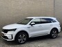 Kia Sorento 1.6 T-GDI Plug-in Hybrid 4WD DynamicPlusLine | 7-persoons | Trekhaak afneembaar | Lederen bekleding | Stoel&stuurverwarming | Camera | Adaptieve cruise | Lane assist | Dodehoekdetectie | Full-LED | DAB |Navigatie | Apple CarPlay | Bose audio | 19 inch velgen | Elektrische achterklep | Volledig onderhouden