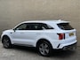 Kia Sorento 1.6 T-GDI Plug-in Hybrid 4WD DynamicPlusLine | 7-persoons | Trekhaak afneembaar | Lederen bekleding | Stoel&stuurverwarming | Camera | Adaptieve cruise | Lane assist | Dodehoekdetectie | Full-LED | DAB |Navigatie | Apple CarPlay | Bose audio | 19 inch velgen | Elektrische achterklep | Volledig onderhouden