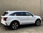Kia Sorento 1.6 T-GDI Plug-in Hybrid 4WD DynamicPlusLine | 7-persoons | Trekhaak afneembaar | Lederen bekleding | Stoel&stuurverwarming | Camera | Adaptieve cruise | Lane assist | Dodehoekdetectie | Full-LED | DAB |Navigatie | Apple CarPlay | Bose audio | 19 inch velgen | Elektrische achterklep | Volledig onderhouden