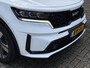 Kia Sorento 1.6 T-GDI Plug-in Hybrid 4WD DynamicPlusLine | 7-persoons | Trekhaak afneembaar | Lederen bekleding | Stoel&stuurverwarming | Camera | Adaptieve cruise | Lane assist | Dodehoekdetectie | Full-LED | DAB |Navigatie | Apple CarPlay | Bose audio | 19 inch velgen | Elektrische achterklep | Volledig onderhouden