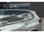 BMW X5 xDrive50e M Sport | 495 PK | PHEV | Pano | HUD | 360° | Softclose BMW X5 xDrive50e M Sport 495 PK Plug-in Hybrid met 3.0 zescilinder benzinemotor en 8-traps automatische transmissie, voorzien van een elektrisch panoramadak, luxe lederen bekleding, Head-Up D