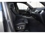 BMW X5 xDrive50e M Sport | 495 PK | PHEV | Pano | HUD | 360° | Softclose BMW X5 xDrive50e M Sport 495 PK Plug-in Hybrid met 3.0 zescilinder benzinemotor en 8-traps automatische transmissie, voorzien van een elektrisch panoramadak, luxe lederen bekleding, Head-Up D