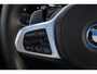 BMW X5 xDrive50e M Sport | 495 PK | PHEV | Pano | HUD | 360° | Softclose BMW X5 xDrive50e M Sport 495 PK Plug-in Hybrid met 3.0 zescilinder benzinemotor en 8-traps automatische transmissie, voorzien van een elektrisch panoramadak, luxe lederen bekleding, Head-Up D