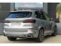BMW X5 xDrive50e M Sport | 495 PK | PHEV | Pano | HUD | 360° | Softclose BMW X5 xDrive50e M Sport 495 PK Plug-in Hybrid met 3.0 zescilinder benzinemotor en 8-traps automatische transmissie, voorzien van een elektrisch panoramadak, luxe lederen bekleding, Head-Up D