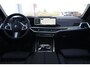 BMW X5 xDrive50e M Sport | 495 PK | PHEV | Pano | HUD | 360° | Softclose BMW X5 xDrive50e M Sport 495 PK Plug-in Hybrid met 3.0 zescilinder benzinemotor en 8-traps automatische transmissie, voorzien van een elektrisch panoramadak, luxe lederen bekleding, Head-Up D