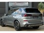 BMW X5 xDrive50e M Sport | 495 PK | PHEV | Pano | HUD | 360° | Softclose BMW X5 xDrive50e M Sport 495 PK Plug-in Hybrid met 3.0 zescilinder benzinemotor en 8-traps automatische transmissie, voorzien van een elektrisch panoramadak, luxe lederen bekleding, Head-Up D