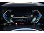 BMW X5 xDrive50e M Sport | 495 PK | PHEV | Pano | HUD | 360° | Softclose BMW X5 xDrive50e M Sport 495 PK Plug-in Hybrid met 3.0 zescilinder benzinemotor en 8-traps automatische transmissie, voorzien van een elektrisch panoramadak, luxe lederen bekleding, Head-Up D