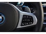 BMW X5 xDrive50e M Sport | 495 PK | PHEV | Pano | HUD | 360° | Softclose BMW X5 xDrive50e M Sport 495 PK Plug-in Hybrid met 3.0 zescilinder benzinemotor en 8-traps automatische transmissie, voorzien van een elektrisch panoramadak, luxe lederen bekleding, Head-Up D