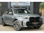 BMW X5 xDrive50e M Sport | 495 PK | PHEV | Pano | HUD | 360° | Softclose BMW X5 xDrive50e M Sport 495 PK Plug-in Hybrid met 3.0 zescilinder benzinemotor en 8-traps automatische transmissie, voorzien van een elektrisch panoramadak, luxe lederen bekleding, Head-Up D