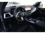 BMW X5 xDrive50e M Sport | 495 PK | PHEV | Pano | HUD | 360° | Softclose BMW X5 xDrive50e M Sport 495 PK Plug-in Hybrid met 3.0 zescilinder benzinemotor en 8-traps automatische transmissie, voorzien van een elektrisch panoramadak, luxe lederen bekleding, Head-Up D