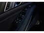 BMW X5 xDrive50e M Sport | 495 PK | PHEV | Pano | HUD | 360° | Softclose BMW X5 xDrive50e M Sport 495 PK Plug-in Hybrid met 3.0 zescilinder benzinemotor en 8-traps automatische transmissie, voorzien van een elektrisch panoramadak, luxe lederen bekleding, Head-Up D