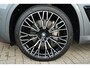 BMW X5 xDrive50e M Sport | 495 PK | PHEV | Pano | HUD | 360° | Softclose BMW X5 xDrive50e M Sport 495 PK Plug-in Hybrid met 3.0 zescilinder benzinemotor en 8-traps automatische transmissie, voorzien van een elektrisch panoramadak, luxe lederen bekleding, Head-Up D