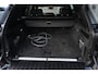 BMW X5 xDrive50e M Sport | 495 PK | PHEV | Pano | HUD | 360° | Softclose BMW X5 xDrive50e M Sport 495 PK Plug-in Hybrid met 3.0 zescilinder benzinemotor en 8-traps automatische transmissie, voorzien van een elektrisch panoramadak, luxe lederen bekleding, Head-Up D