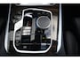 BMW X5 xDrive50e M Sport | 495 PK | PHEV | Pano | HUD | 360° | Softclose BMW X5 xDrive50e M Sport 495 PK Plug-in Hybrid met 3.0 zescilinder benzinemotor en 8-traps automatische transmissie, voorzien van een elektrisch panoramadak, luxe lederen bekleding, Head-Up D