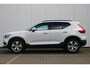 Volvo XC40 T2 129PK AUT8 Momentum Core | Cruise Control | Navigatie | Verwarmbare voorstoelen + stuurwiel | Park Assist achter | Bluetooth telefoon | Volvo OnCall | Apple CarPlay/Android Auto | 17'' Lichtmetalen wielen |