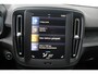 Volvo XC40 T2 129PK AUT8 Momentum Core | Cruise Control | Navigatie | Verwarmbare voorstoelen + stuurwiel | Park Assist achter | Bluetooth telefoon | Volvo OnCall | Apple CarPlay/Android Auto | 17'' Lichtmetalen wielen |