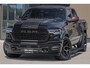 Dodge Ram Limited 540 PK | HUD | LUCHTVERING | MASSAGE | PASSAGIERSSCHERM | De Meest Luxe en Volle Pick-Up in zijn Klasse | Comfortabele Dubbele Cabine met Royale 5 Zitplaatsen | BPM vrij | Nu Leverbaar uit Voorraad | Voorraad Nr 2335 - 5153 | De specialist in Amerikaanse pick‑ups in Nederland en Europa.