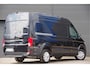 Volkswagen Crafter 35 2.0 TDI L3H3(L2H2) 3-ZITS, 177PK AUT. LED, ADAPT. CRUISE, STOELVERWARMING, STUURVERWARMING, VOORRUIT VERWARMING, STANDKACHEL, GEVEERDE ERGO ACTIVE STOEL