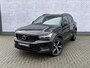 Volvo XC40 T3 R-Design Aut | Trekhaak | Stoel- en Stuurverwarming | Achteruitrijcamera | Parkeersensoren Voor en Achter | 19 Inch Velgen | Voorruitverwarming | Getint Glas | Keyless | Navigatie | Apple Carplay / Android Auto | Nubuck Bekleding |