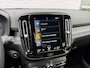 Volvo XC40 T3 R-Design Aut | Trekhaak | Stoel- en Stuurverwarming | Achteruitrijcamera | Parkeersensoren Voor en Achter | 19 Inch Velgen | Voorruitverwarming | Getint Glas | Keyless | Navigatie | Apple Carplay / Android Auto | Nubuck Bekleding |