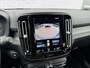 Volvo XC40 T3 R-Design Aut | Trekhaak | Stoel- en Stuurverwarming | Achteruitrijcamera | Parkeersensoren Voor en Achter | 19 Inch Velgen | Voorruitverwarming | Getint Glas | Keyless | Navigatie | Apple Carplay / Android Auto | Nubuck Bekleding |
