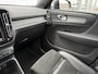 Volvo XC40 T3 R-Design Aut | Trekhaak | Stoel- en Stuurverwarming | Achteruitrijcamera | Parkeersensoren Voor en Achter | 19 Inch Velgen | Voorruitverwarming | Getint Glas | Keyless | Navigatie | Apple Carplay / Android Auto | Nubuck Bekleding |