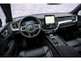 Volvo XC60 T6 350 pk Plug-in Hybrid AWD Plus Black Edition | Trekhaak 2.250 kg | Facelift | PHEV | 360° Camera | Panoramadak | Head-up Display | Trekhaak | Keyless Entry | Lichtmetalen Velgen 21 inch | Elektrische Achterklep | Cruise Control Adaptief | BLIS | Navigatie