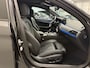 BMW 5-Serie Touring 530e xDrive High exe PANO/TREKHAAK/H&K/LASER/360CAMERA/HEAD-UP/ACC/LEER-SPORT/SFEER/DRIVING ASS. PRO/M-SPORTSTUUR/KEYLESS/DONKERE-HEMEL/VOLLEDIG BMW DEALER HISTORIE/ABSOLUTE NIEUWSTAAT