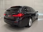 BMW 5-Serie Touring 530e xDrive High exe PANO/TREKHAAK/H&K/LASER/360CAMERA/HEAD-UP/ACC/LEER-SPORT/SFEER/DRIVING ASS. PRO/M-SPORTSTUUR/KEYLESS/DONKERE-HEMEL/VOLLEDIG BMW DEALER HISTORIE/ABSOLUTE NIEUWSTAAT