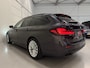 BMW 5-Serie Touring 530e xDrive High exe PANO/TREKHAAK/H&K/LASER/360CAMERA/HEAD-UP/ACC/LEER-SPORT/SFEER/DRIVING ASS. PRO/M-SPORTSTUUR/KEYLESS/DONKERE-HEMEL/VOLLEDIG BMW DEALER HISTORIE/ABSOLUTE NIEUWSTAAT