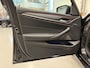 BMW 5-Serie Touring 530e xDrive High exe PANO/TREKHAAK/H&K/LASER/360CAMERA/HEAD-UP/ACC/LEER-SPORT/SFEER/DRIVING ASS. PRO/M-SPORTSTUUR/KEYLESS/DONKERE-HEMEL/VOLLEDIG BMW DEALER HISTORIE/ABSOLUTE NIEUWSTAAT