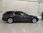 BMW 5-Serie Touring 530e xDrive High exe PANO/TREKHAAK/H&K/LASER/360CAMERA/HEAD-UP/ACC/LEER-SPORT/SFEER/DRIVING ASS. PRO/M-SPORTSTUUR/KEYLESS/DONKERE-HEMEL/VOLLEDIG BMW DEALER HISTORIE/ABSOLUTE NIEUWSTAAT