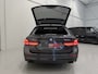 BMW 5-Serie Touring 530e xDrive High exe PANO/TREKHAAK/H&K/LASER/360CAMERA/HEAD-UP/ACC/LEER-SPORT/SFEER/DRIVING ASS. PRO/M-SPORTSTUUR/KEYLESS/DONKERE-HEMEL/VOLLEDIG BMW DEALER HISTORIE/ABSOLUTE NIEUWSTAAT