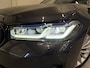 BMW 5-Serie Touring 530e xDrive High exe PANO/TREKHAAK/H&K/LASER/360CAMERA/HEAD-UP/ACC/LEER-SPORT/SFEER/DRIVING ASS. PRO/M-SPORTSTUUR/KEYLESS/DONKERE-HEMEL/VOLLEDIG BMW DEALER HISTORIE/ABSOLUTE NIEUWSTAAT