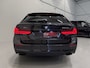 BMW 5-Serie Touring 530e xDrive High exe PANO/TREKHAAK/H&K/LASER/360CAMERA/HEAD-UP/ACC/LEER-SPORT/SFEER/DRIVING ASS. PRO/M-SPORTSTUUR/KEYLESS/DONKERE-HEMEL/VOLLEDIG BMW DEALER HISTORIE/ABSOLUTE NIEUWSTAAT