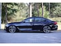 BMW 5-Serie M550i xDrive Executive M-Sport | Merino leder | 20" | Driving Assistent Plus | Comfort stoel met geheugen | Real-Time Traffic information | Zonnerolgordijnen achter | Stoelverwarming voor en achter | Etc.