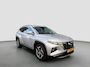 Hyundai Tucson 1.6 T-GDI 180pk Automaat MHEV 4WD Premium | Carplay | Camera | Adaptive Cruise | Leder | 19-inch velgen | Handsfree achterklep | Stoelverwaming/ventilatie | Trekhaak | Premium Audio | DAB | BLIS | Draadloze telefoonlader