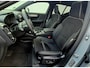 Volvo XC40 2.0 B3 Ultra Black Edition Panoramadak - 360 Camera - 19 Lichtmetalen wielen - Lounge-pakket - Harman Kardon Audio - Alarm - Climate - Privacy Glass – R980 Interieur – Power seats bestuurder memory - Two Tone – Full led koplampen
