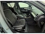 Volvo XC40 2.0 B3 Ultra Black Edition Panoramadak - 360 Camera - 19 Lichtmetalen wielen - Lounge-pakket - Harman Kardon Audio - Alarm - Climate - Privacy Glass – R980 Interieur – Power seats bestuurder memory - Two Tone – Full led koplampen