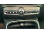 Volvo XC40 2.0 B3 Ultra Black Edition Panoramadak - 360 Camera - 19 Lichtmetalen wielen - Lounge-pakket - Harman Kardon Audio - Alarm - Climate - Privacy Glass – R980 Interieur – Power seats bestuurder memory - Two Tone – Full led koplampen