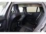 Volvo V60 T6 Recharge AWD Plus Dark - IntelliSafe Assist & Surround - 360º Camera - Harman/Kardon audio - Adaptieve LED koplampen - Verwarmde voorstoelen, stuur & achterbank - Parkeersensoren voor & achter - Elektr. bedienb. voorstoelen met geheugen - Extra getint glas - Inklapbare trekhaak - 18' LMV