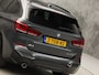 BMW X1 xDrive25e M Sport High Executive 221Pk Automaat (PANORAMADAK, M PAKKET, GROOT NAVI, LEDER, STOELVERWARMING, SPORTSTOELEN, GETINT GLAS, SFEERVERLICHTING, NIEUWSTAAT)