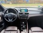 BMW X1 xDrive20i xLine | 3E EIGENAAR | 3/6/12MND GARANTIE| PANO DAK | HEAD UP | LEDER | NAVI |