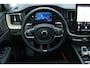 Volvo XC60 T6 Plug-in hybrid AWD Ultra Dark | Luchtvering | Trekhaak | Panoramadak | Verwarmbare voorstoelen, achterbank en stuurwiel | Head-up display | Premium audio by Harman Kardon | Keyless