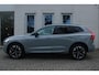 Volvo XC60 T6 Plug-in hybrid AWD Ultra Dark | Luchtvering | Trekhaak | Panoramadak | Verwarmbare voorstoelen, achterbank en stuurwiel | Head-up display | Premium audio by Harman Kardon | Keyless
